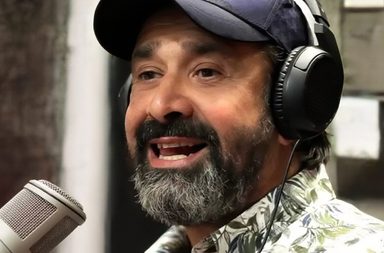 بالفيديو: ظهور نادر لنجل كريم عبد العزيز فهل يشبه والده؟
