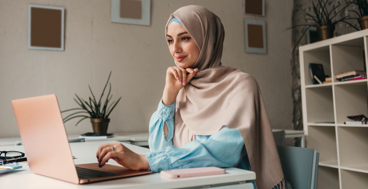 منصات سعودية تتيح وظائف بنظام الساعة... فرص مميزة تلائم مختلف المؤهلات