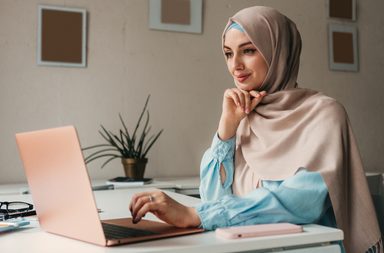 منصات سعودية تتيح وظائف بنظام الساعة... فرص مميزة تلائم مختلف المؤهلات