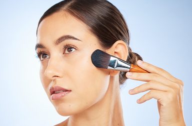 المكياج الخفيف للعمل: كيف تبرزين جمالك دون مبالغة؟