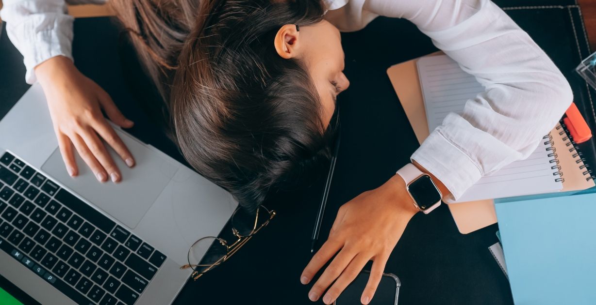 هل تشعرين بالذنب لما تأخذين من استراحة؟ هذه الإشارات تقول إنكِ تحتاجينها فعلًا