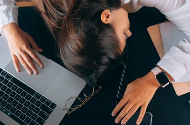 هل تشعرين بالذنب لما تأخذين من استراحة؟ هذه الإشارات تقول إنكِ تحتاجينها فعلًا