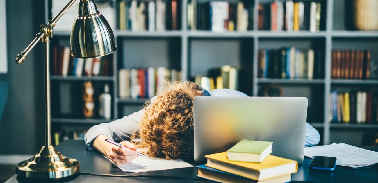 هل تشعرين بالذنب لما تأخذين من استراحة؟ هذه الإشارات تقول إنكِ تحتاجينها فعلًا