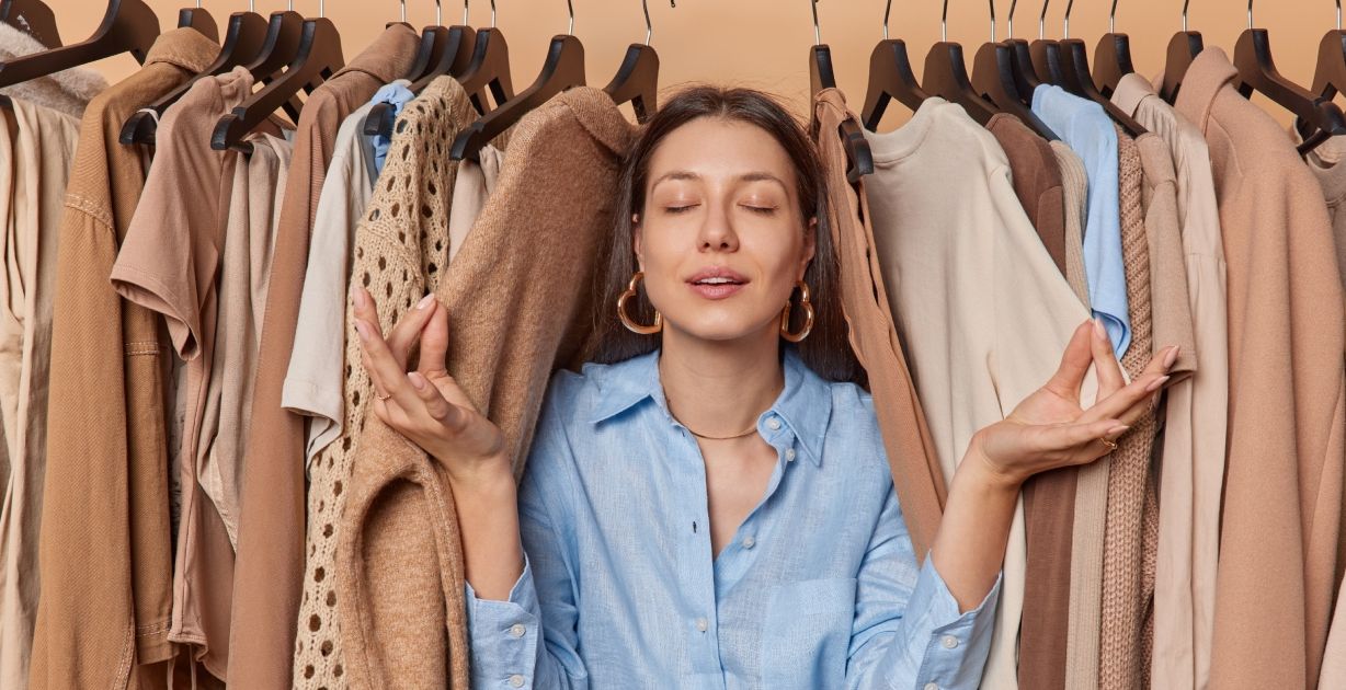 إطلالات هادئة ناعمة لكنها تفرض حضورها… كيف تتقنينها؟