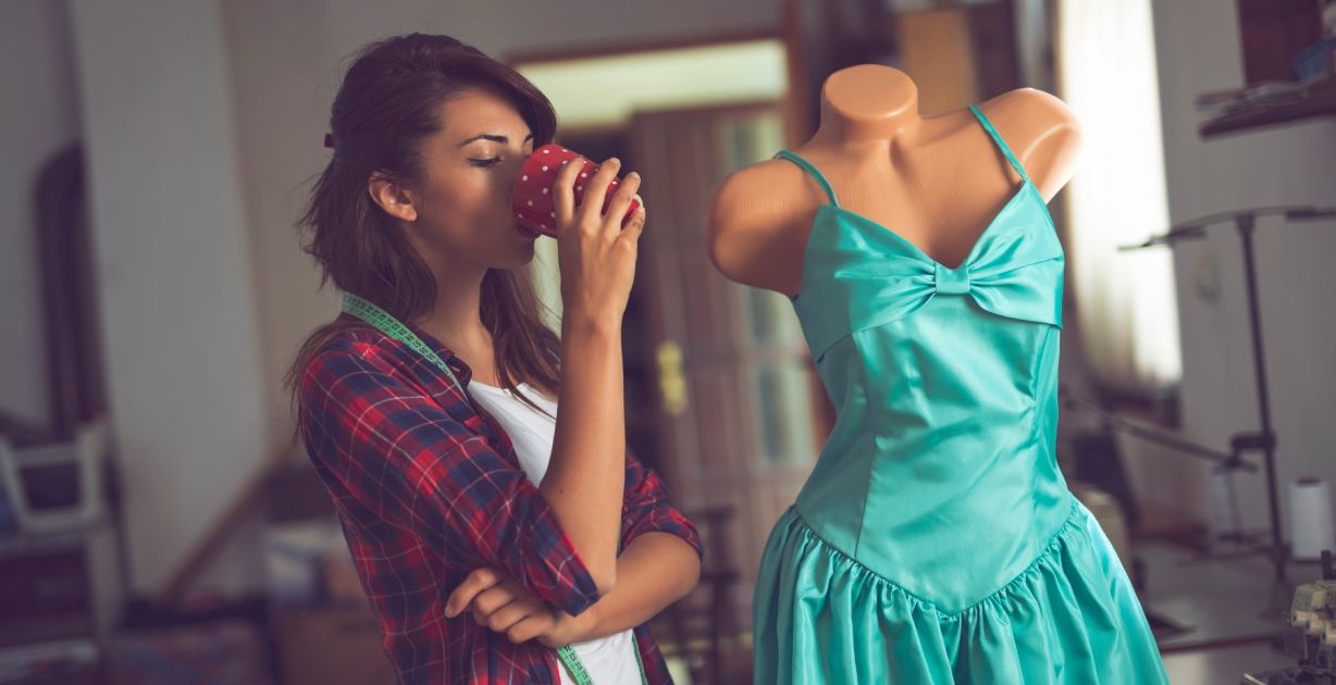 هل تختارين فستانًا للصور؟ أو فستانًا للراحة؟ إليكِ الموازنة الذكية