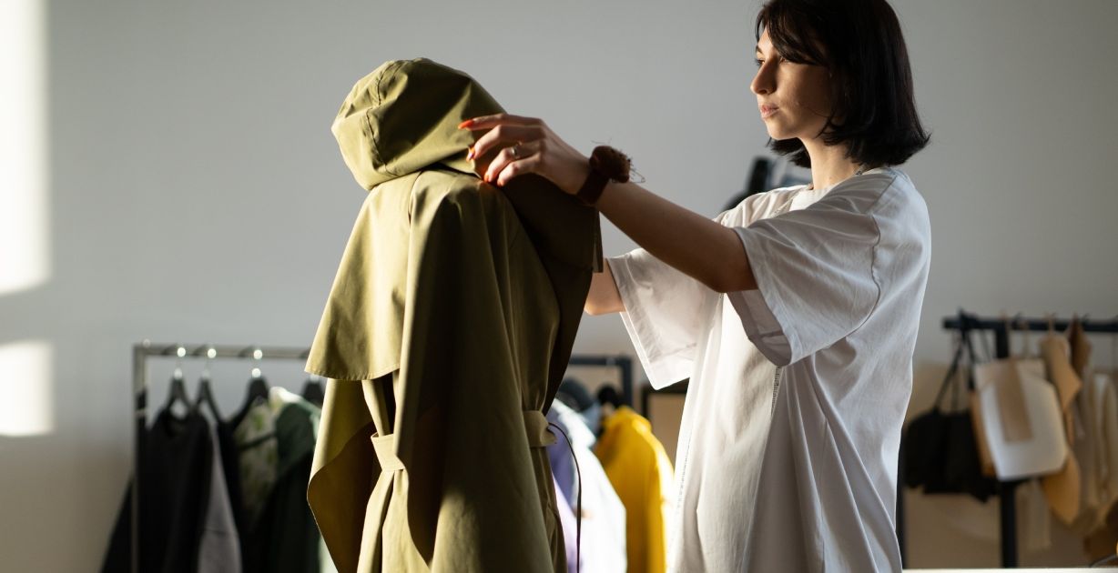 سرّ الفخامة يكمن في التفاصيل: أزرار، تطريز، قَصّات