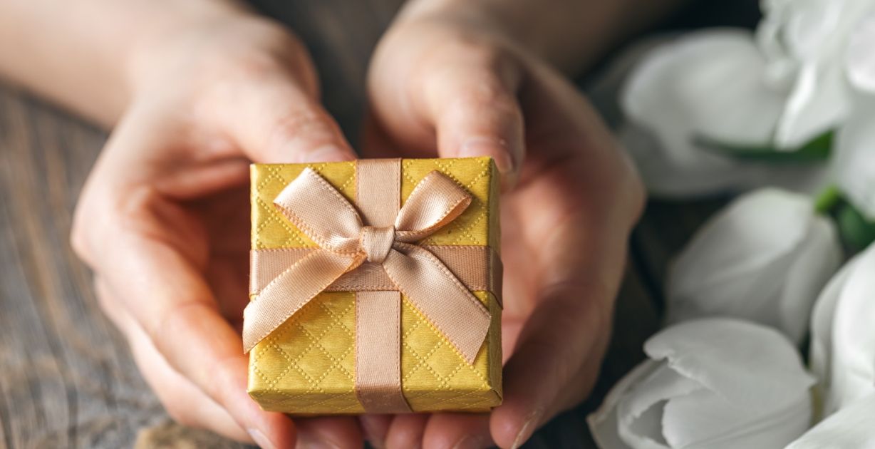 أغلى الهدايا التي تلقّاها النجوم العرب من شركائهم… رقم 2 أغرب من الخيال!