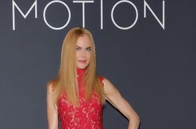 نيكول كيدمان تقع في فخ خطأ تجميلي واضح أثناء تكريمها بجائزة Women In Motion