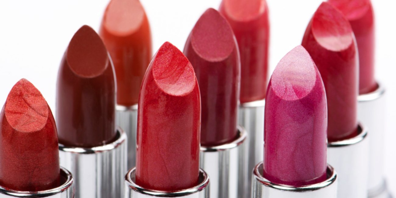 بمناسبة اليوم العالمي لأحمر الشفاه: هذا اللون لا يزال مسيطرًا لغاية اليوم!
