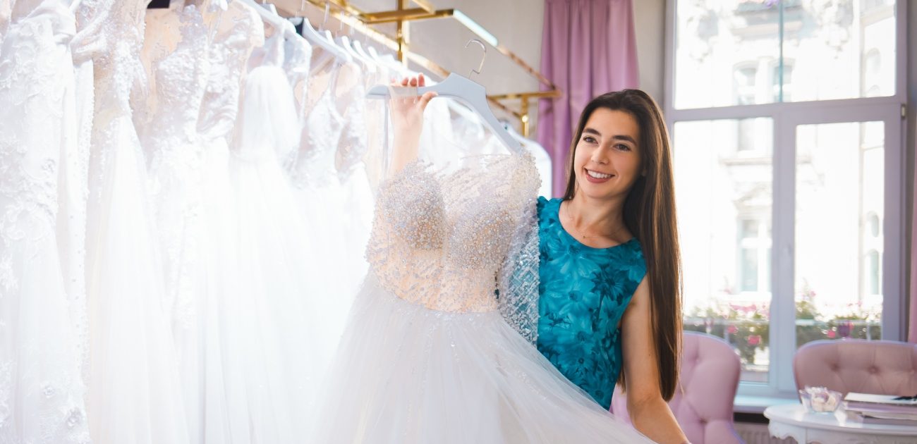 تنسيقات فساتين وصيفات العروس: الألوان الرائجة الآن