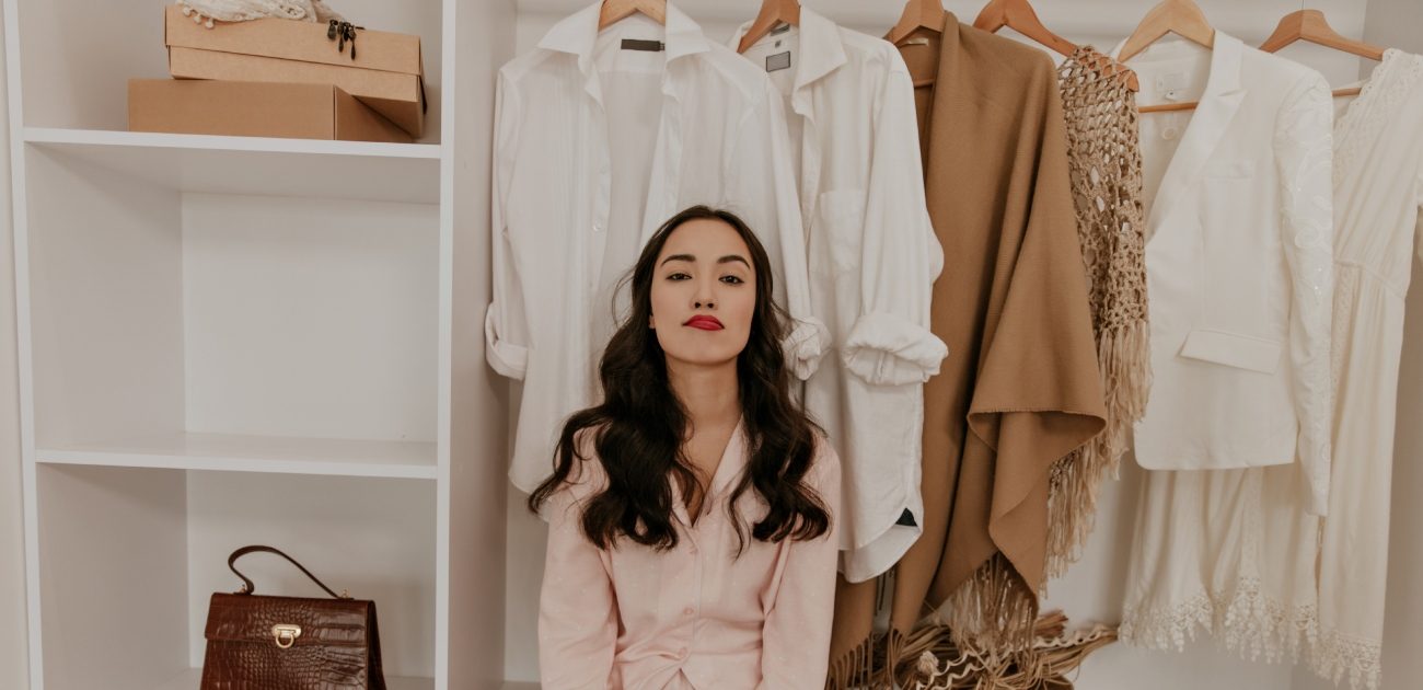 كيف تبدعين بإعادة تنسيق ملابسك القديمة؟