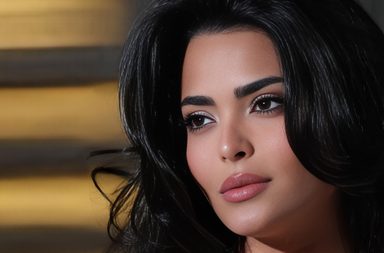 أسماء جلال تواكب الموضة بفستان ساحر في حفل زفاف أمينة خليل في اليونان