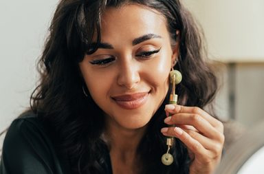 أفكار تنسيق المجوهرات مع الملابس