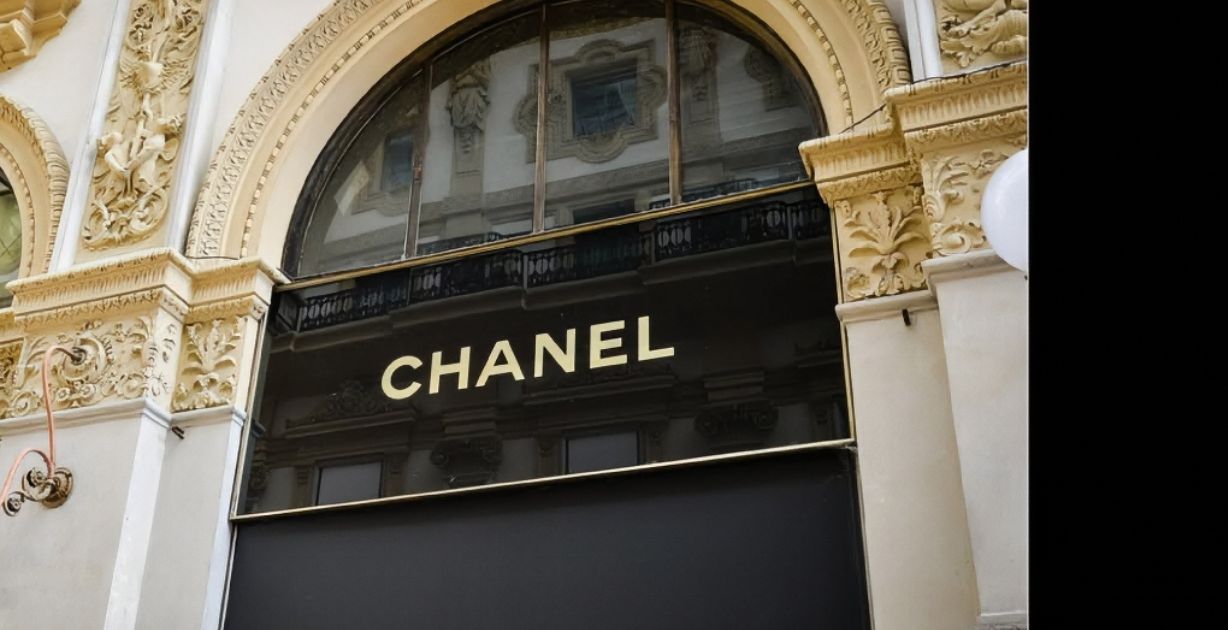 جزمة بكعب من اللؤلؤ آخر ابتكارات CHANEL ونجمة عالمية تروج له