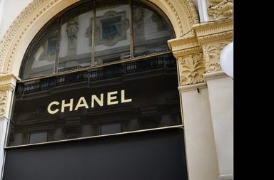 جزمة بكعب من اللؤلؤ آخر ابتكارات CHANEL ونجمة عالمية تروج له