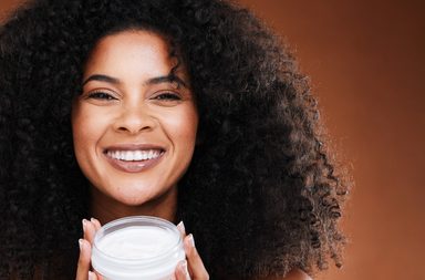 كريم ترطيب الشعر الجاف: فوائد ووصفات بمكونات طبيعية!