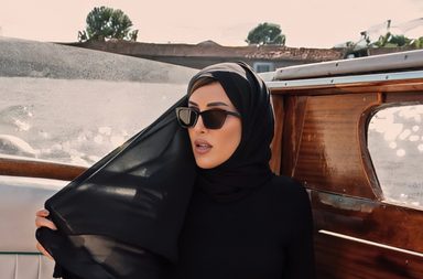 عفراء النعيمي تتألق بأناقة الحجاب وتخطف الأضواء في مهرجان فينيسيا السينمائي 2025