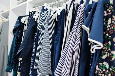 تنسيقات فستان كحلي: ما هي الألوان التي تتماشى مع هذا اللون؟