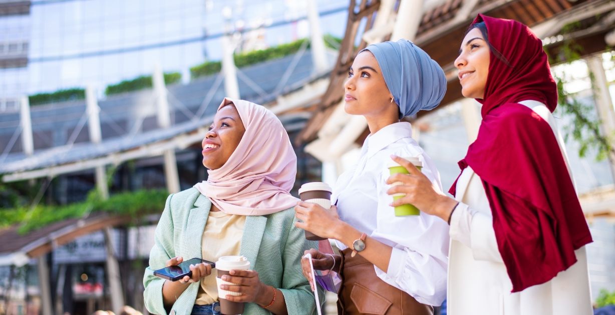 لوكات محجبات أنيقة للعودة إلى المدرسة والجامعات