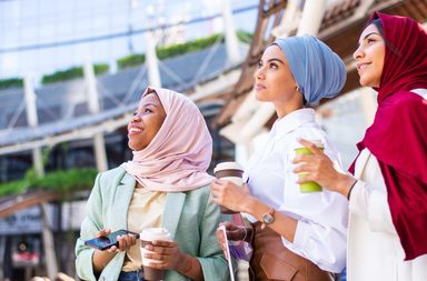 لوكات محجبات أنيقة للعودة إلى المدرسة والجامعات