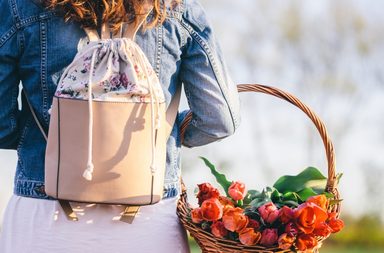 طرق عديدة لتنسيق حقيبة ظهر نسائية مع إطلالاتكِ اليومية