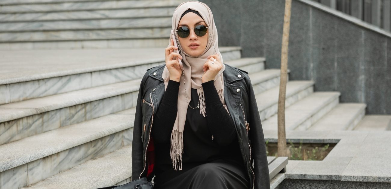 لوكات محجبات أنيقة للعودة إلى المدرسة والجامعات
