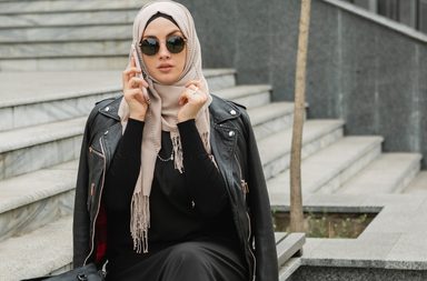 لوكات محجبات أنيقة للعودة إلى المدرسة والجامعات