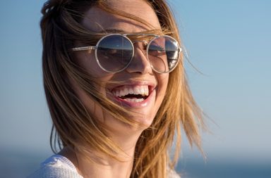 كيف تختارين نظارة شمسية نسائية تكمل إطلالتك؟