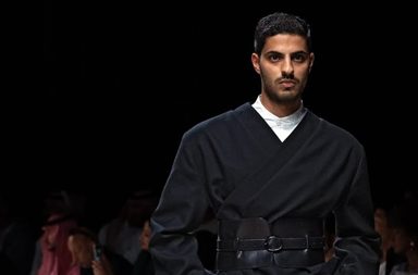 إنجاز سعودي على منصات باريس: علامة "كَمل" لأحمد زاهر تحصد جائزة الموضة من معهد العالم العربي