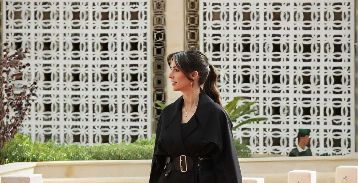 هل نجحت الأميرة رجوة قي تنسيق إطلالتها خلال زيارتها مستشفى جامعة سبرينغ فيلد في لندن؟