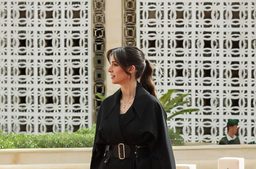 الأميرة رجوة الحسين بحقيبة مميزة تحمل اسم ابنتها "إيمان" بالخط العربي