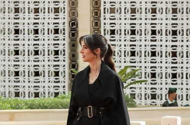 الأميرة رجوة الحسين بحقيبة مميزة تحمل اسم ابنتها "إيمان" بالخط العربي