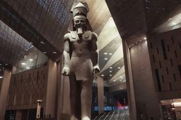 أزياء حفل افتتاح المتحف المصري الكبير بتوقيع لبناني