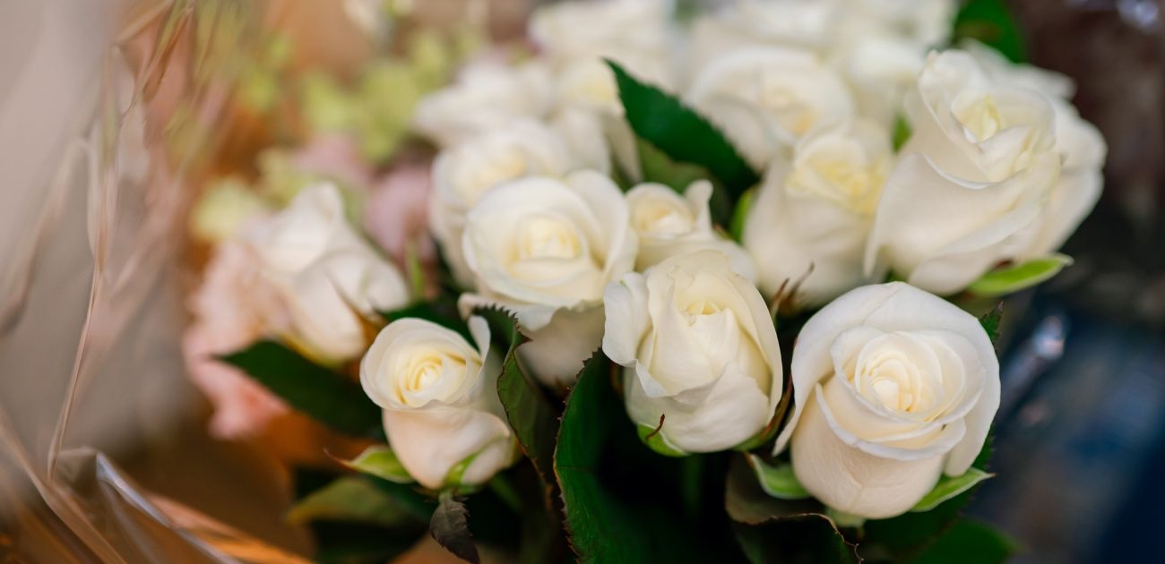 كيفية انتقاء أبرز موديلات بوكيه ورد ابيض