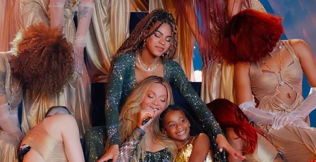 بلو آيفي ابنة بيونسيه تحاول تقليد إطلالة والدتها فهل ستنافسها على عرش الجمال؟