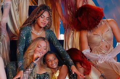 بلو آيفي ابنة بيونسيه تحاول تقليد إطلالة والدتها فهل ستنافسها على عرش الجمال؟