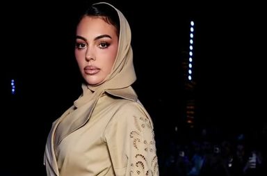 جورجينا رودريغز تخطف الأضواء في أسبوع الرياض للأزياء 2025 بإطلالة من توقيع منى الشبل