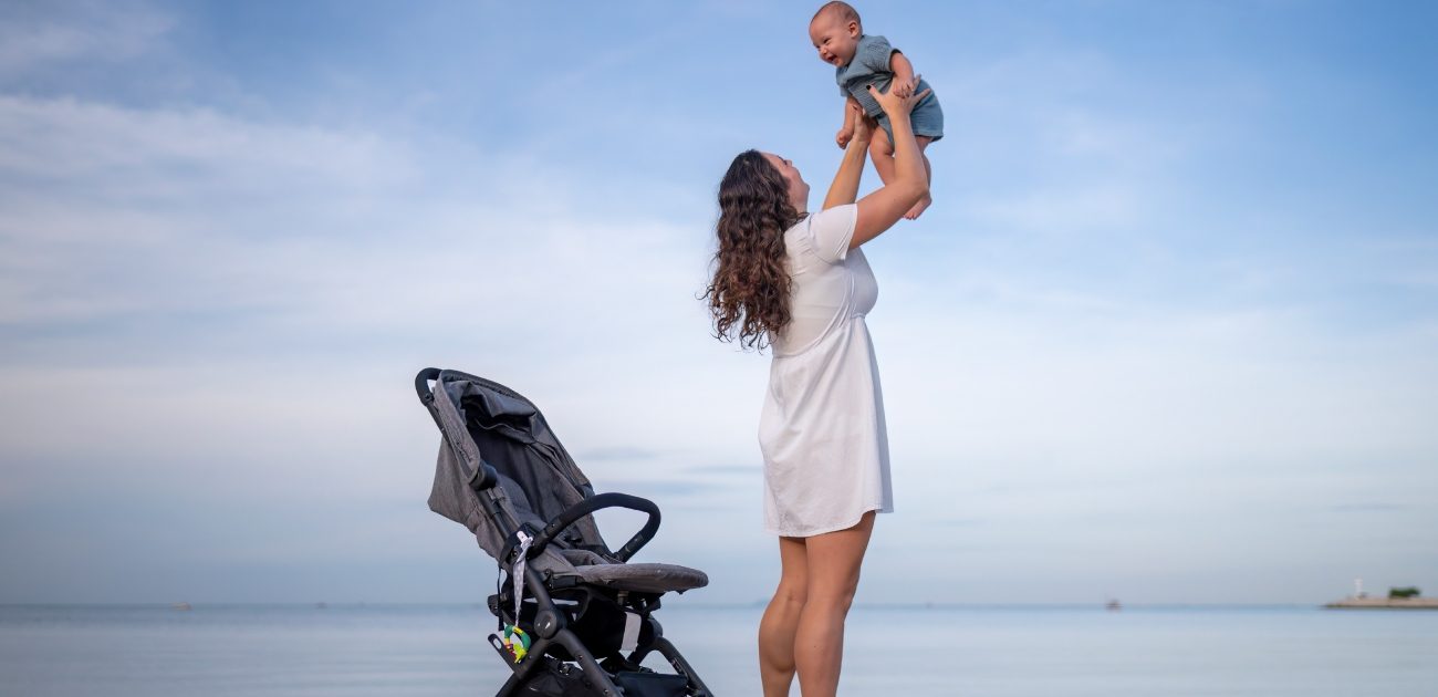 كيف تختارين عربة أطفال سفر مناسبة؟ اكتشفي التفاصيل