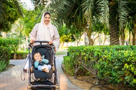 كيف تختارين عربة أطفال سفر مناسبة؟ اكتشفي التفاصيل