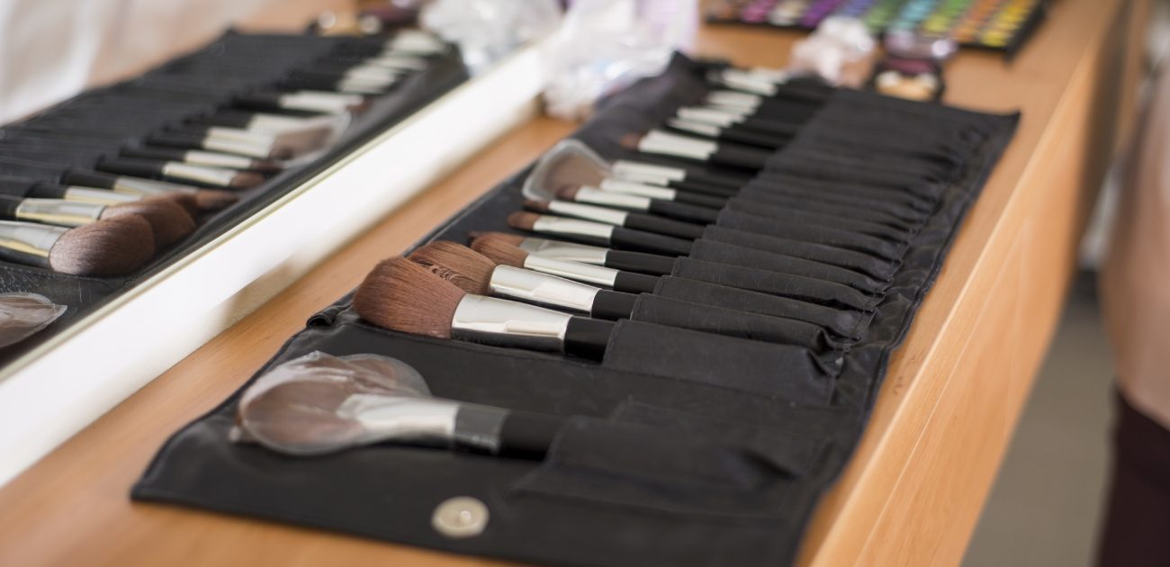 طقم فرش مكياج: أهم الأنواع وكيفية الاستخدام