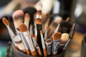 طقم فرش مكياج: أهم الأنواع وكيفية الاستخدام