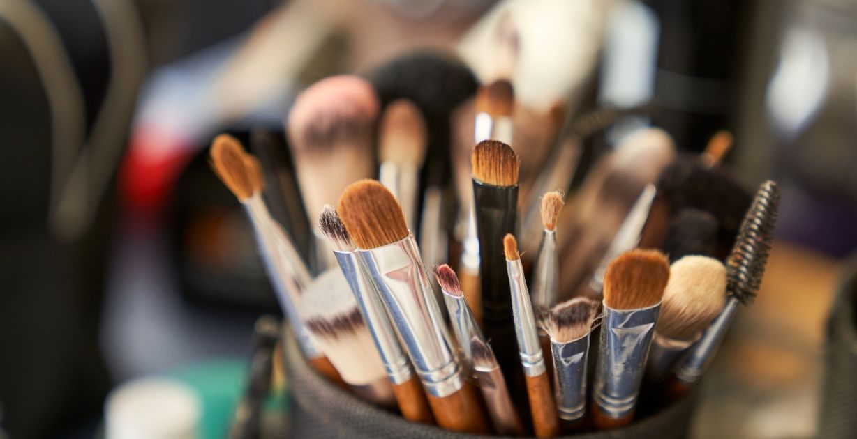 طقم فرش مكياج: أهم الأنواع وكيفية الاستخدام