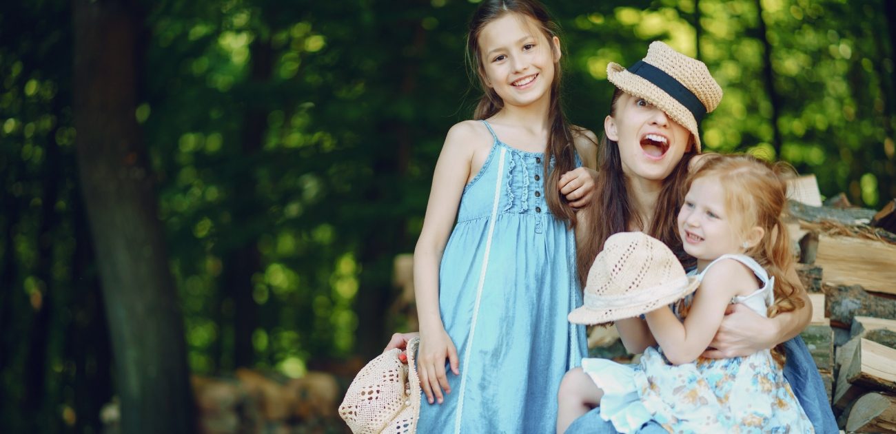 نصائح لتنسيق فساتين مناسبات للأطفال في الأعياد