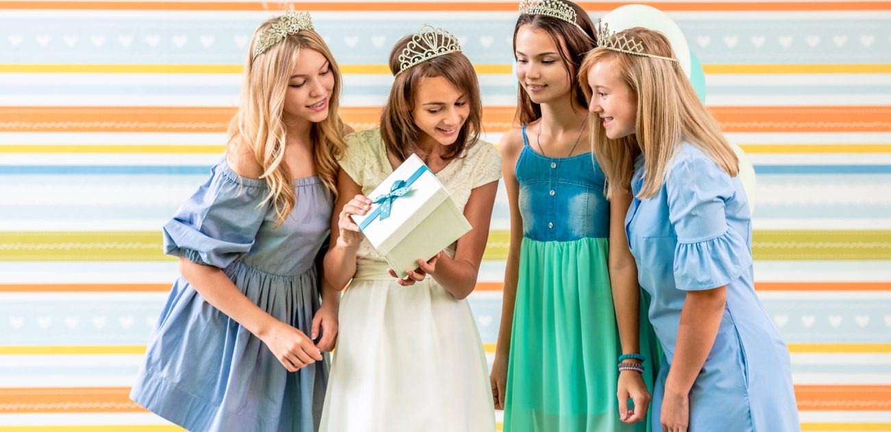 نصائح لتنسيق فساتين مناسبات للأطفال في الأعياد