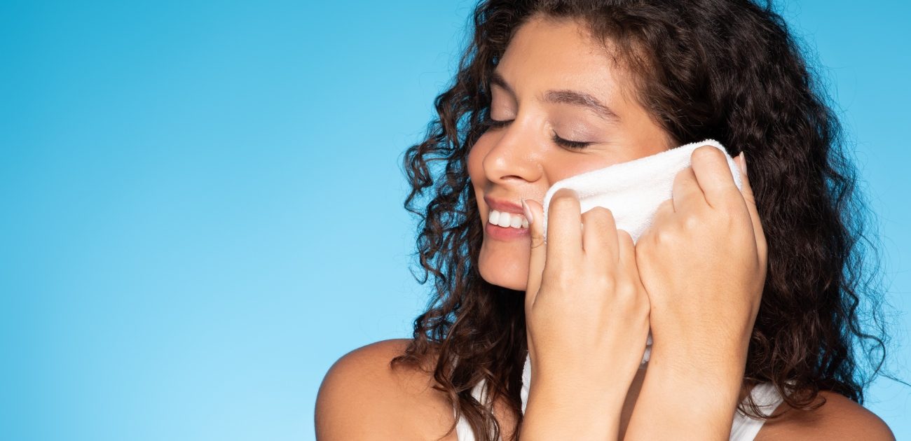 مزيل مكياج العيون.. من أساسيات نظافة البشرة والوجه!