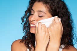 الاهتمام بالبشرة: أهمية مناديل مزيل المكياج في روتين العناية