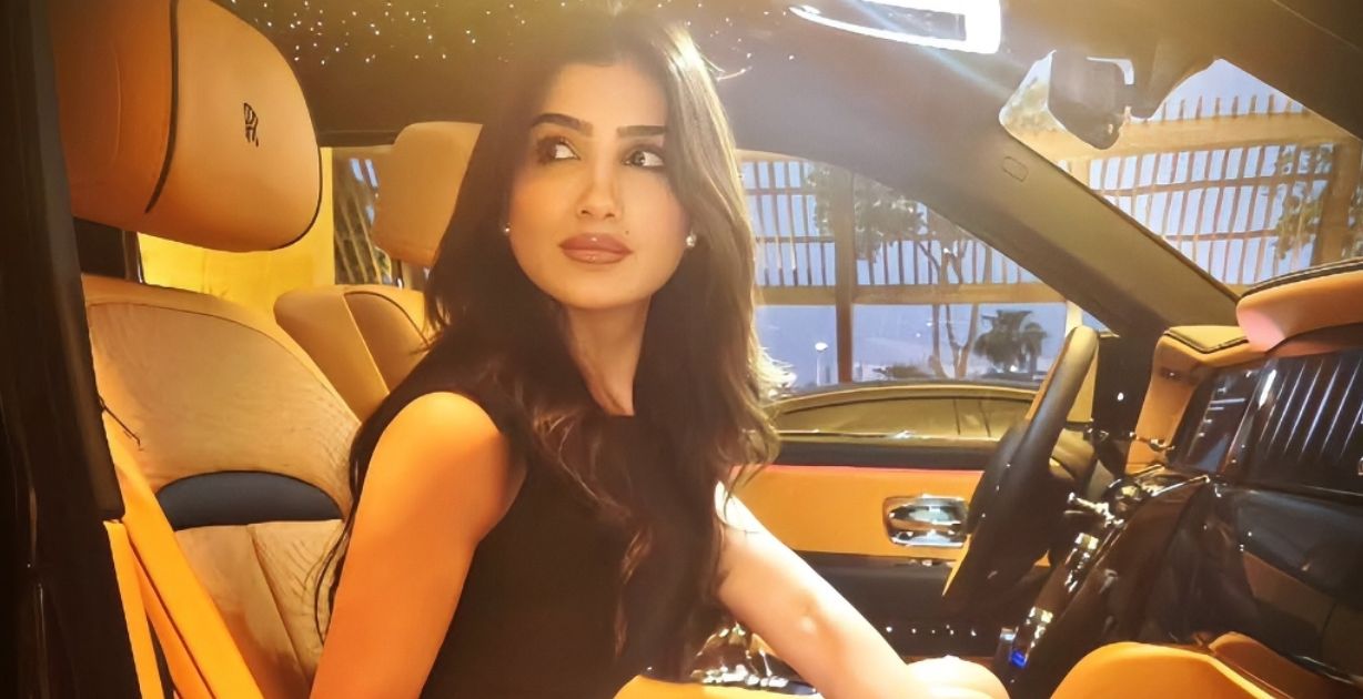 مي عمر بأناقة باريسية خلال حضورها أسبوع الموضة