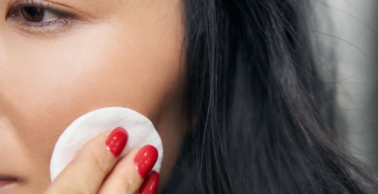 مزيل مكياج العيون.. من أساسيات نظافة البشرة والوجه!