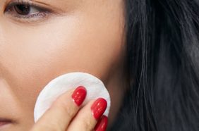 مزيل مكياج العيون.. من أساسيات نظافة البشرة والوجه!