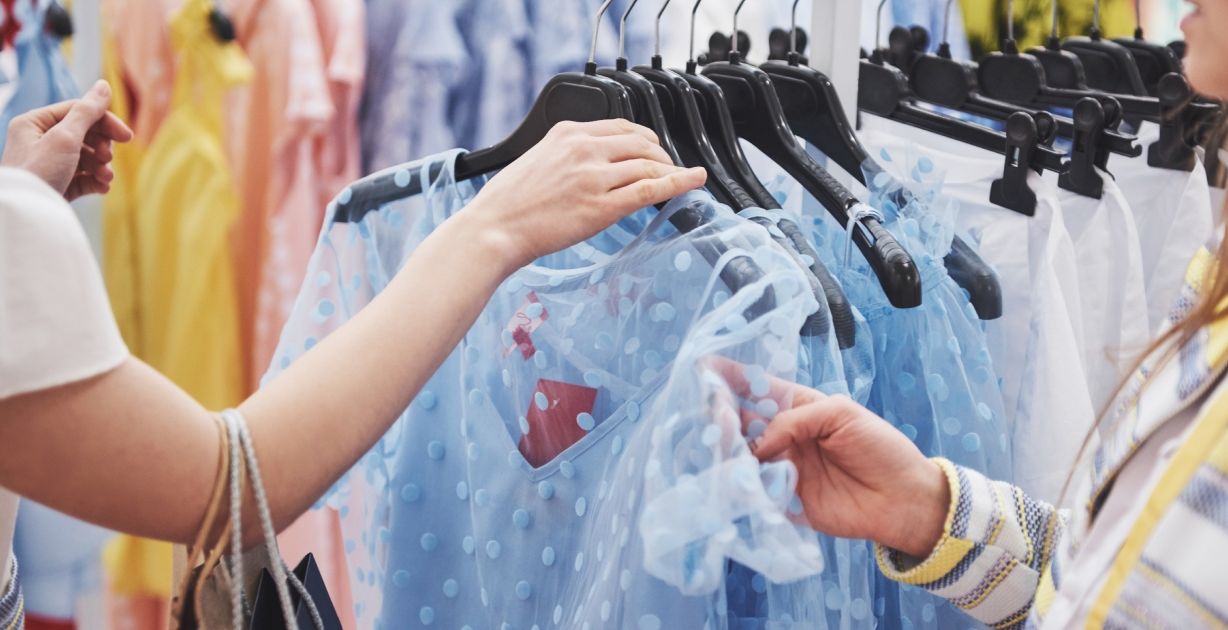 كيف تختارين أفضل فساتين حفلات تخرج؟